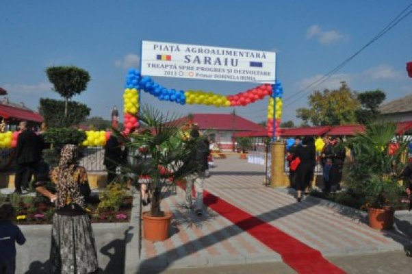 Ziua comunei Saraiu: primăriţa s-a îmbrăcat în costum popular; ministrul Oprea a primit cheia localităţii şi o icoană